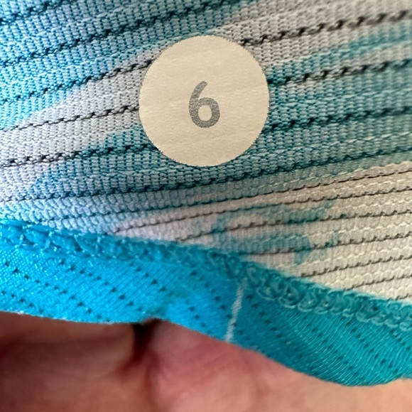 LULULEMON Run: Race Tech High Scoop Neck Blue Tropical Print Tank Top | Size: 6 - Picture 5 of 7